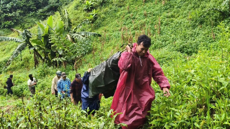 xuc-dong-hanh-trinh-5km-duong-rung-dua-benh-nhan-lao-tu-da-nang-ve-que-an-toan