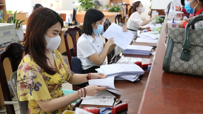 cong-chuc-nghi-viec-do-tinh-gian-bien-che-duoc-nhan-chinh-sach-nao-moi-nhat?