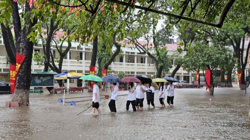 phu-huynh-vat-lon-don-con-trong-mua-ngap:-so-gddt-ha-noi-can-phan-ung-nhanh-va-quyet-doan-hon?