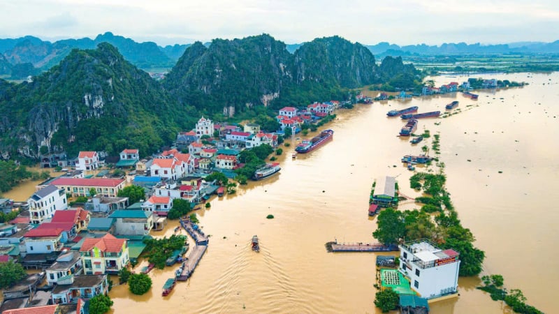 mot-xa-o-ninh-binh-bi-co-lap-sau-bao,-600-ho-dan-di-lai-bang-thuyen,-hoc-sinh-nghi-hoc