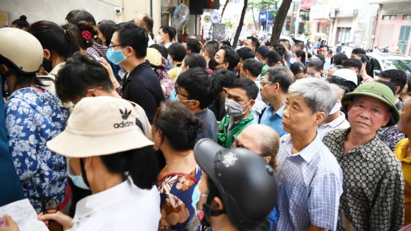 nguoi-dan-cho-ca-tieng-dong-ho,-dat-dep,-mang-do-an-den-“xi-cho”-mua-banh-trung-thu