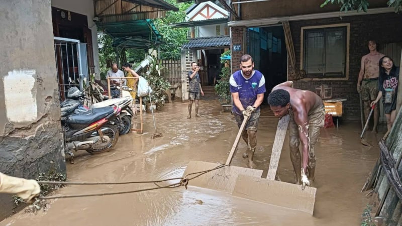 khach-tay-khong-ngai-ban,-san-sang-loi-bun-giup-nguoi-dan-tuyen-quang-don-dep-sau-lu