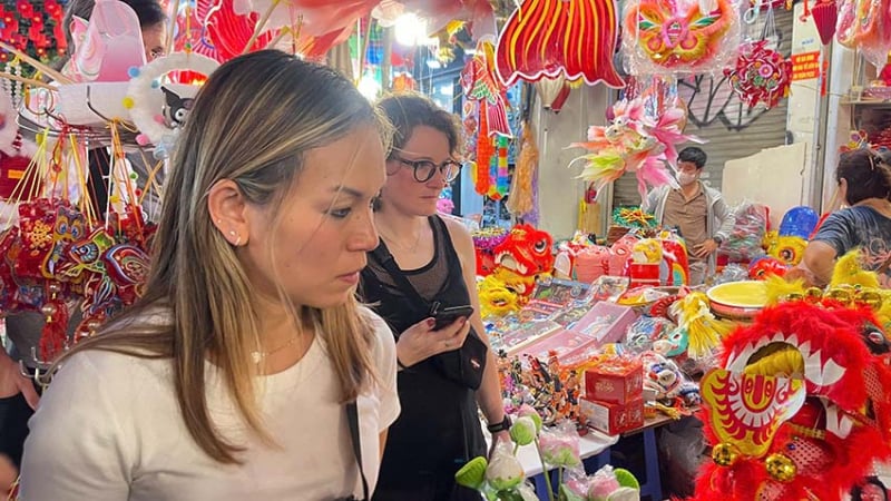 lan-dau-don-trung-thu,-du-khach-nuoc-ngoai-ngac-nhien-truoc-dieu-gi-tren-pho-hang-ma?