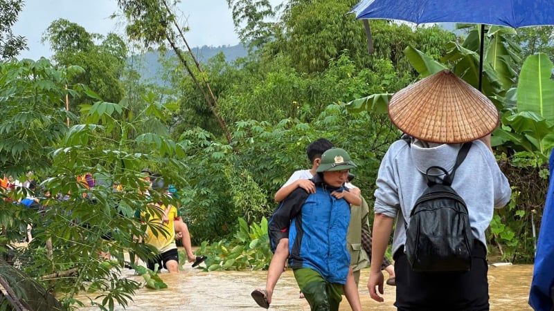 thai-nguyen-cuu-ho-khan-cap-hon-270-hoc-sinh-bi-co-lap-trong-mua-lu
