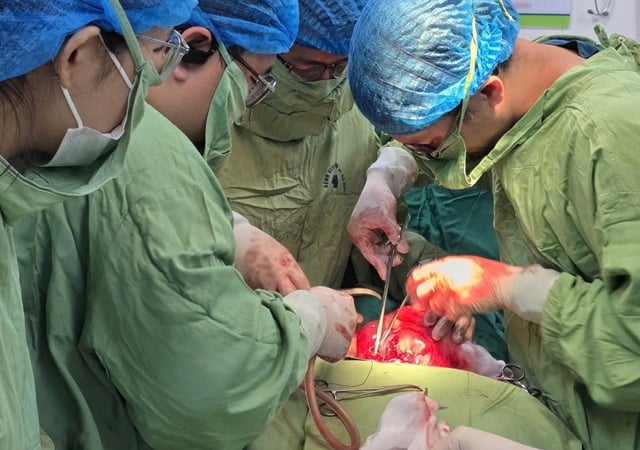 tu-pha-thai-bang-thuoc-tai-nha,-co-gai-tre-o-ha-noi-bi-vo-tu-cung,-suyt-mat-mang