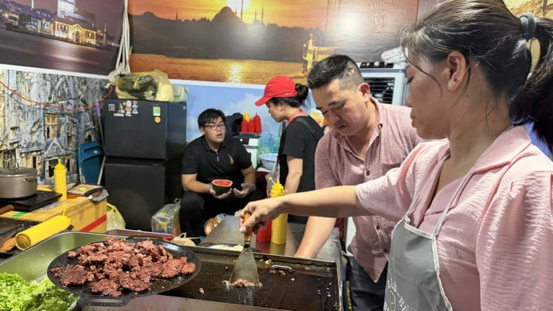 banh-mi-cuon-cua-tho-nhi-ky-co-gi-hap-dan-ma-du-khach-va-nguoi-dan-xep-hang-dai-cho-den-luot-mua?