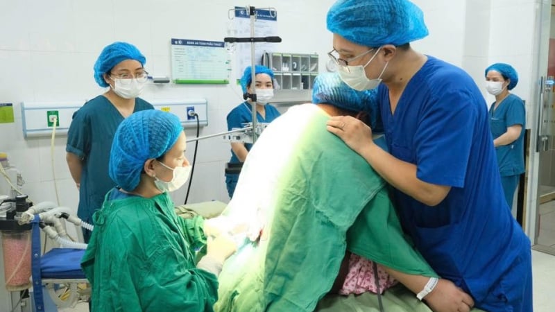 san-phu-dac-biet-nang-115kg-con-bi-tien-san-giat,-nguy-hiem-tinh-mang