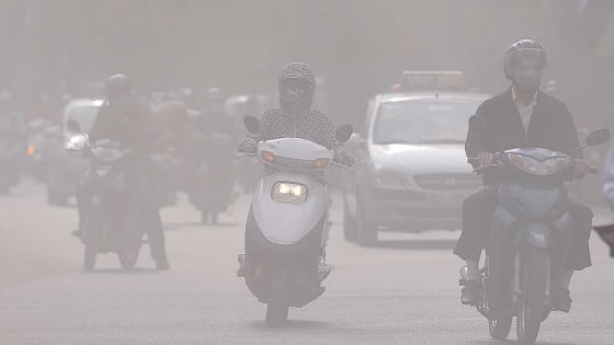ha-noi-van-suong-mu-trang-troi-du-gan-trua,-troi-nang-to,-nguoi-di-duong-hat-hoi-lien-tuc