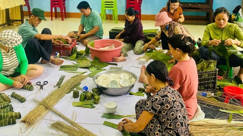 nguoi-da-nang-goi-banh,-lam-thit-xuyen-dem-tiep-suc-dong-bao-vung-lu-mien-bac