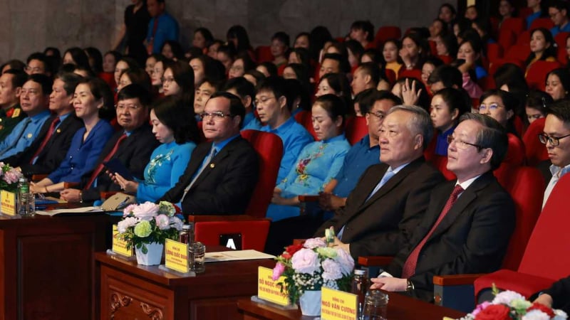 trao-giai-thuong,-bieu-duong-70-nu-cong-doan-vien-xuat-sac,-tieu-bieu-nam-2025