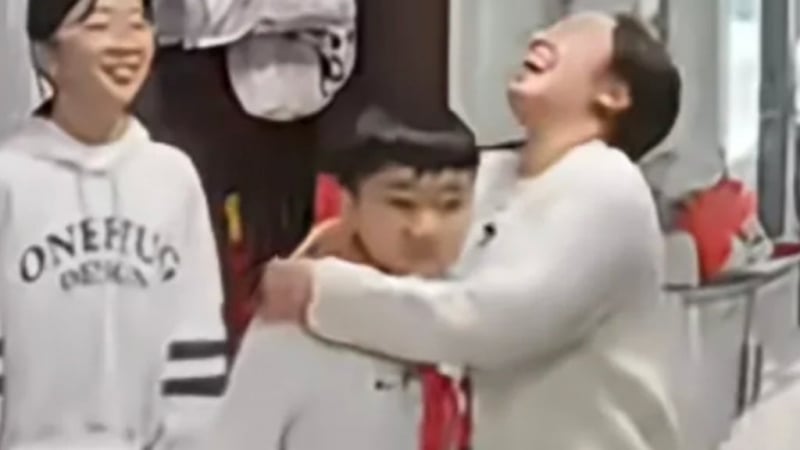 clip-cha-me-an-mung-con-trai-do-ky-thi-gay-“bao-mang”,-nhung-day-moi-la-dieu-dang-chu-y