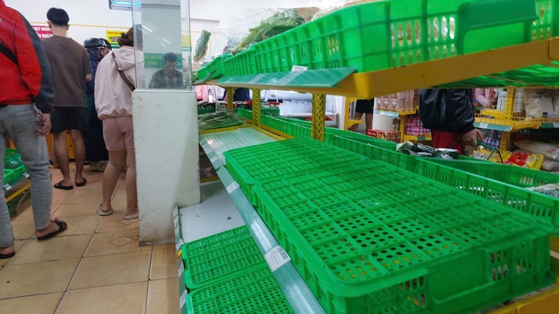 sieu-thi,-cho-dan-sinh-da-nang-chay-hang-vi-nguoi-dan-tich-tru-chong-bao