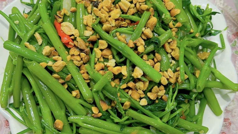 xao-rau-muong-chi-can-them-1-thia-nuoc-qua-nay,-dam-bao-rau-gion,-xanh-muot