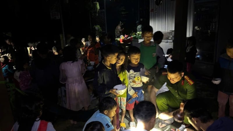 da-nang:-cong-an-mo-bep-giua-dem-mua,-nau-mi-cuu-doi-cho-gan-200-nguoi-dan