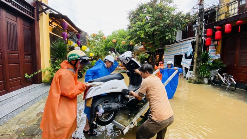 tam-dung-ban-ve-tham-quan-pho-co-hoi-an-do-anh-huong-mua-lu