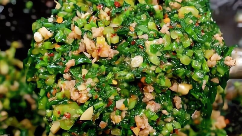 loai-rau-thuong-bi-bo-di-nay-lai-rat-bo-duong,-giup-bo-mat,-tot-xuong,-xao-voi-thit-thom-phuc