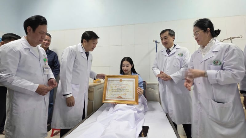 trao-bang-khen-cua-bo-y-te-va-ubnd-tinh-nghe-an-den-4-nu-dieu-duong-dung-cam-bao-ve-benh-nhan
