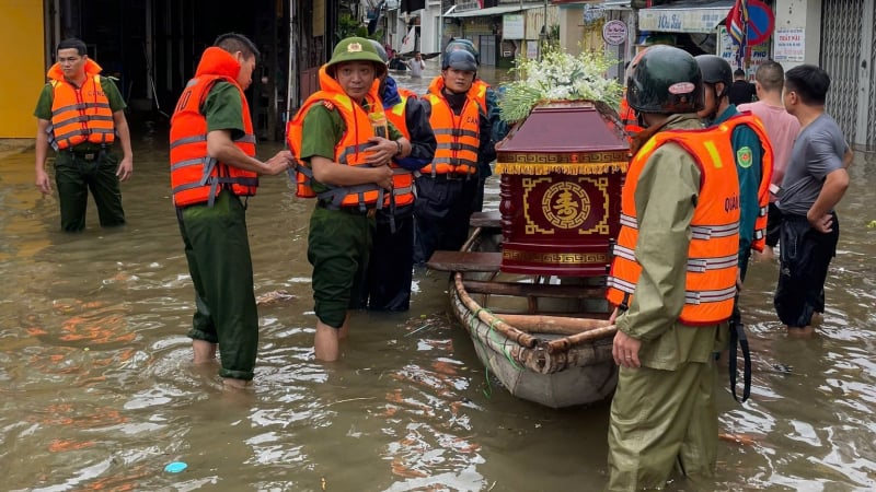 da-nang:-xuc-dong-hinh-anh-cong-an-vuot-nuoc-lu,-dua-linh-cuu-cu-ba-ve-noi-an-nghi-cuoi-cung
