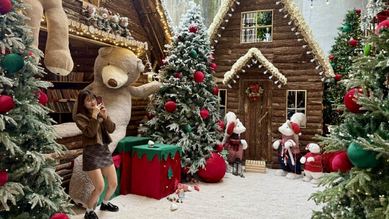 noel-go-cua-som:-nhieu-quan-ca-phe-ha-noi-ron-ra-trang-hoang