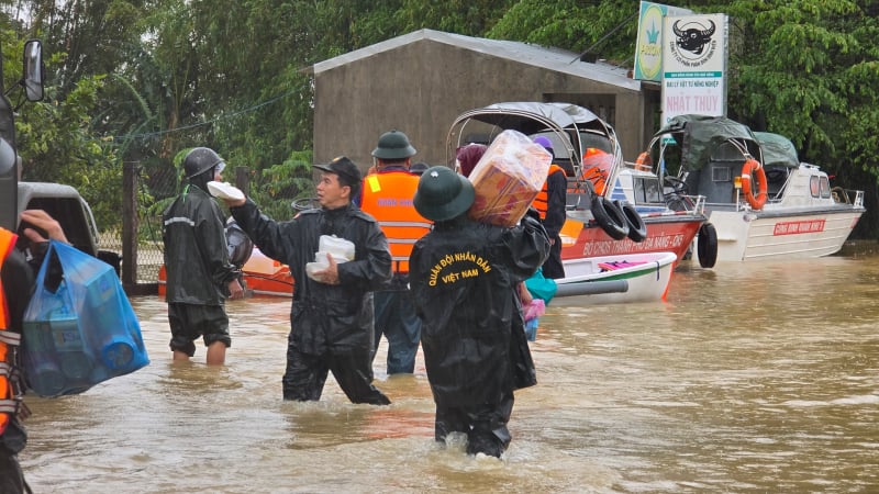 giua-mua-lu-du,-chien-si-cung-nguoi-dan-cuu-tro-vung-bi-co-lap-o-da-nang