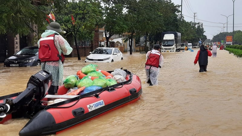 nhung-suat-com-nghia-tinh-tu-quang-tri-den-thanh-pho-hue-trong-lu-lut-lich-su