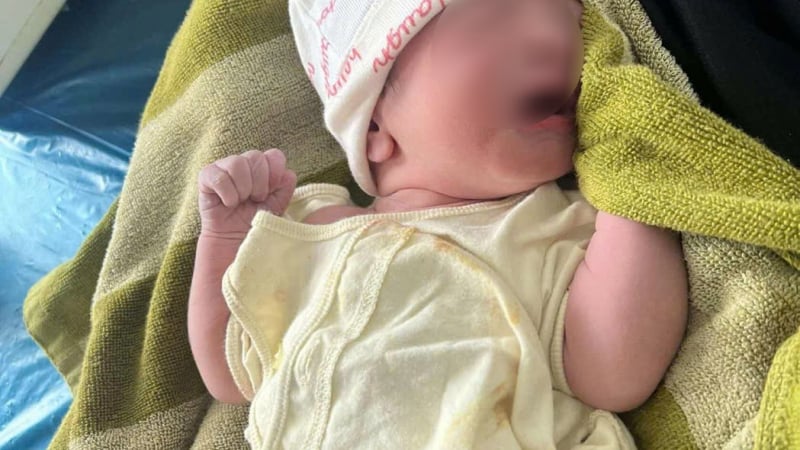 phat-hien-chau-be-so-sinh-bi-bo-roi-trong-nha-hoang,-con-nguyen-day-ron-o-quang-tri