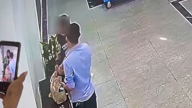 thuc-hu-thong-tin-gia-danh-cong-an-vao-sanh-chung-cu-ha-noi-yeu-cau-hoc-sinh-di-theo