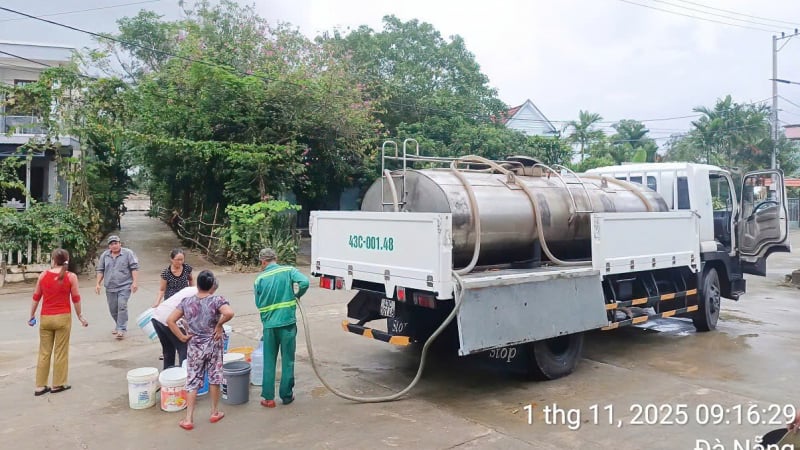 da-nang-khan-truong-cap-nuoc-sach-cho-nguoi-dan-vung-lu