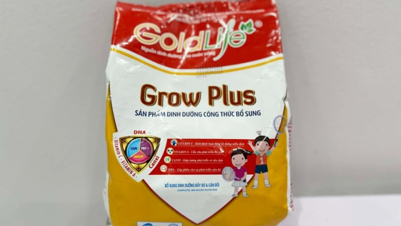 vu-phu-huynh-doi-doi-sua-cho-con-khi-thay-sua-it-pho-bien:-them-mot-truong-o-ha-noi-dung-su-dung