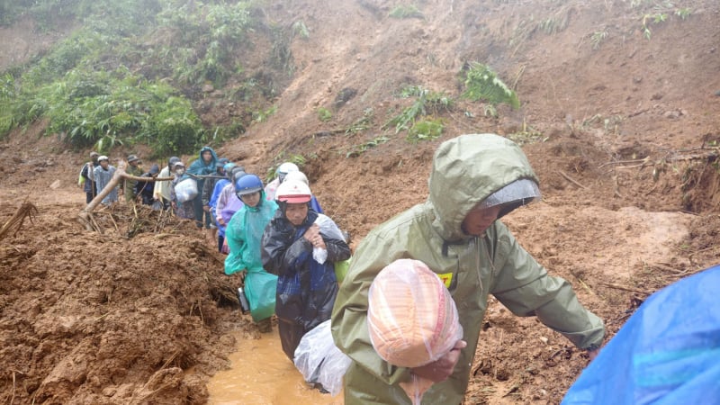 da-nang:-vuot-15km-sat-lo-tiep-te-luong-thuc-cho-nguoi-dan-vung-bien-sau-tran-“long-troi-lo-dat”
