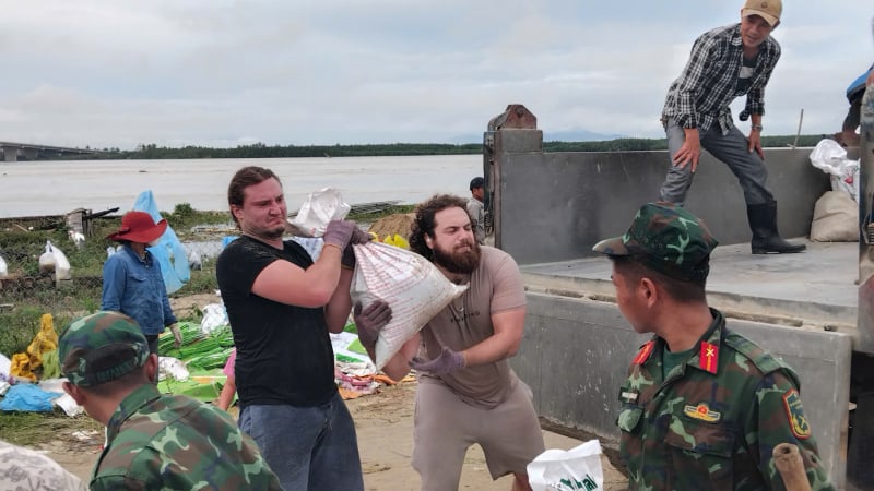 hinh-anh-hai-du-khach-my-tham-gia-gia-co-bo-ke-sat-lo-ven-song-thu-bon-gay-xuc-dong