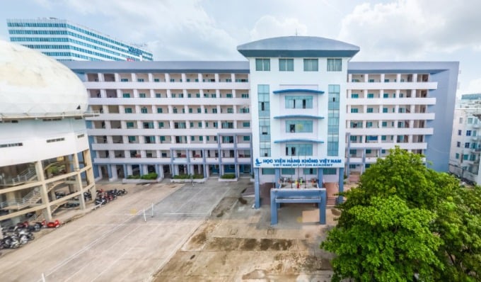 mot-truong-siet-chat-noi-quy:-sinh-vien-mac-phan-cam,-khong-di-dep-quai-hau-khong-duoc-vao-truong