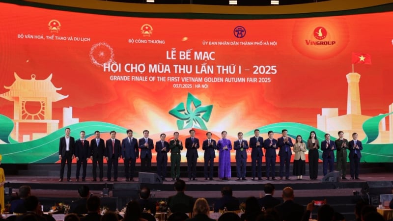 “sieu-hoi-cho”-hut-hon-1-trieu-khach,-quyen-gop-gan-400-ty-dong-cho-dong-bao-vung-bao-lu