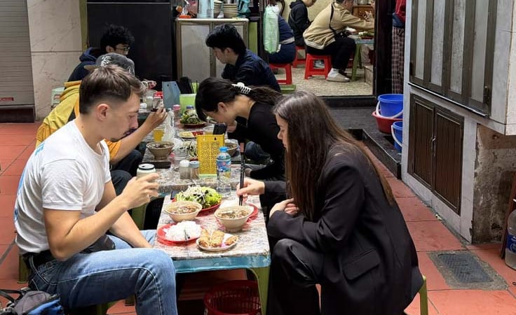 bun-cha-ha-noi-voi-triet-ly-32-nam-giu-chan-khach-hang,-50.000-dong/1-suat,-ngay-ban-100-suat