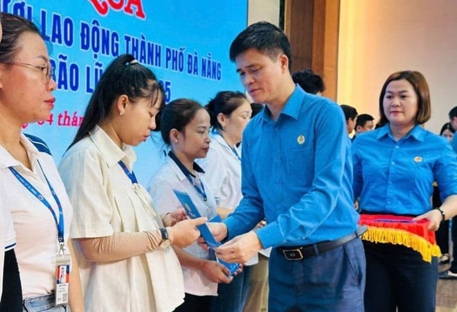 tong-lien-doan-trao-qua-ho-tro-doan-vien,-nguoi-lao-dong-bi-thiet-hai-do-mua-lu-trong-ca-nuoc