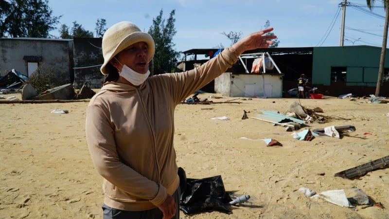 lang-chai-de-gi-mat-trang-sau-bao,-nguoi-dan-chet-lang-nhin-can-nha-chi-con-lai-nen-dat-tro-troi