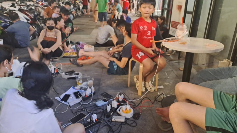 giua-dem-toi-mit-mu-sau-bao-kalmaegi,-dan-dung-“tram-sac-di-dong”-tren-via-he