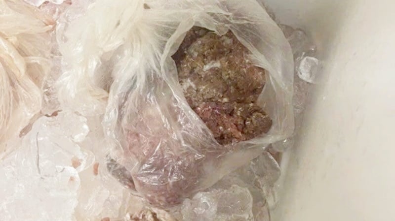 phu-huynh-phat-hien-thuc-pham-“khong-nam-trong-thuc-don”-nghi-bi-oi-thiu:-hieu-truong-truong-noi-gi?