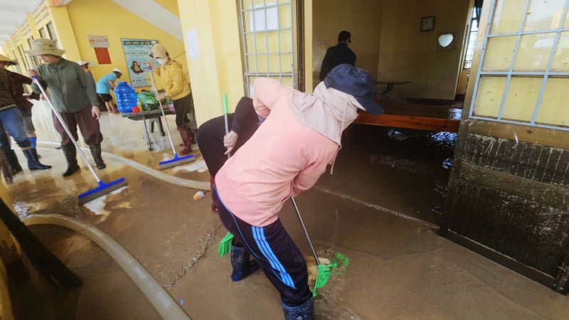 hinh-anh-xuc-dong-sau-bao-kalmaegi,-giao-vien-o-dak-lak-vat-lon-trong-bun-de-som-don-hoc-sinh