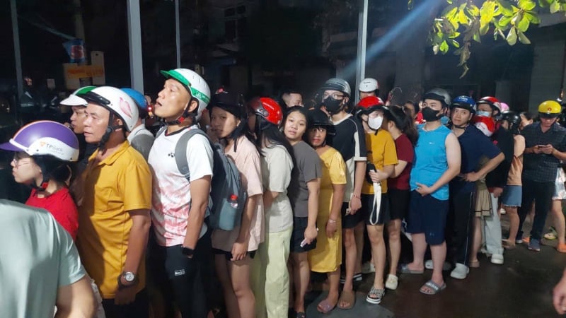 dan-gia-lai-xep-hang-dai-cho-2-tieng-mua-da-lanh-sau-bao-kalmaegi