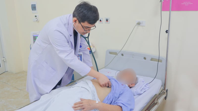 dang-choi-co-bong-ngat-xiu,-cu-ong-som-khoe-manh-nho-thay-van-dong-mach-chu…-qua-da