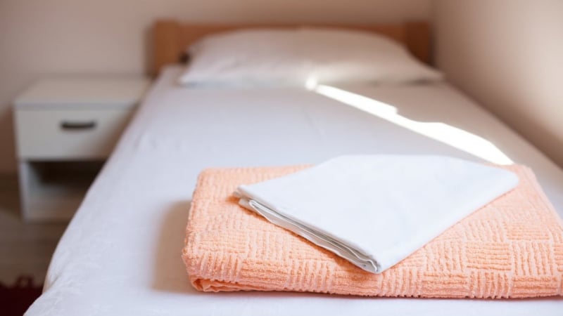 bi-tu-choi-huy-phong,-nu-du-khach-tra-dua-bang-cach-xa-nuoc,-bien-phong-khach-san-thanh-ho-boi