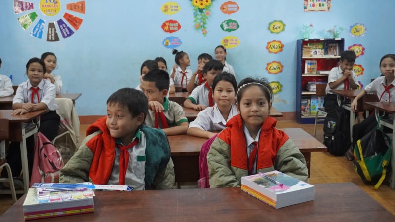 quoc-lo-tan-hoang-sau-mua-lon,-thay-tro-tra-leng-vuot-sat-lo-tro-lai-truong