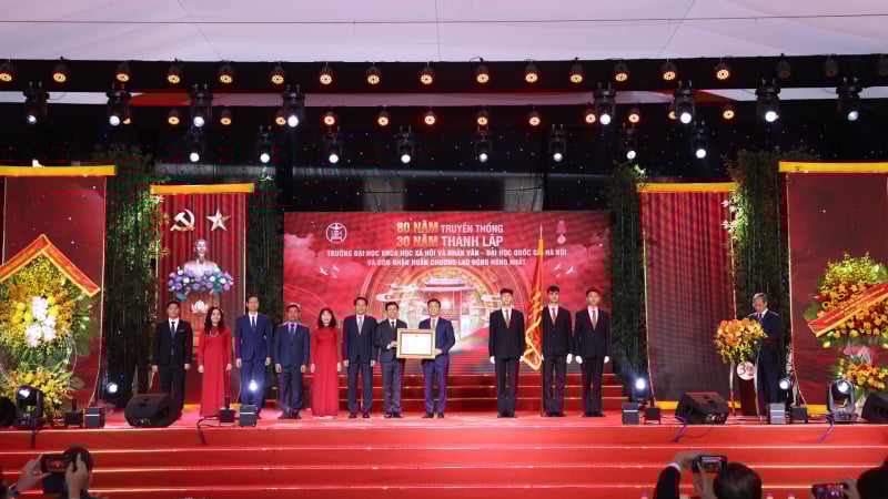 truong-dh-khoa-hoc-xa-hoi-va-nhan-van-ha-noi-nhan-huan-chuong-lao-dong-hang-nhat