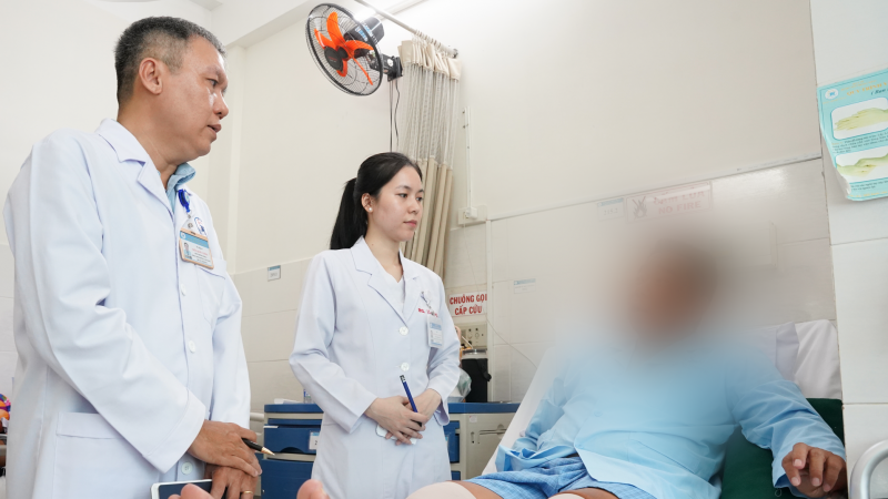 chu-quan-chi-dung-thuoc-giam-dau,-nguoi-dan-ong-vo-lach-do-iv-phai-cap-cuu-trong-dem