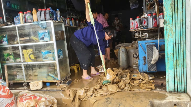 thiet-hai-chong-chat-sau-mua-lu,-nhieu-ho-kinh-doanh-o-khanh-hoa-van-chua-the-mo-ban