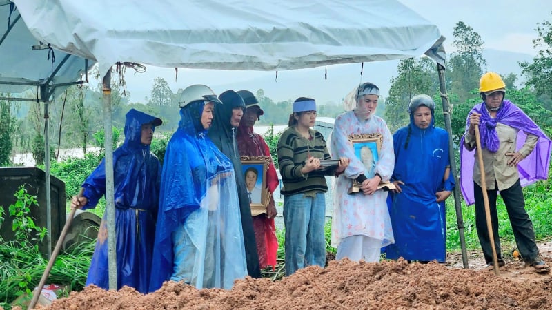 sinh-tu-tren-mai-nha-va-nhung-quyet-dinh-“phi-thuong”-giua-mua-lu-lich-su-o-dak-lak