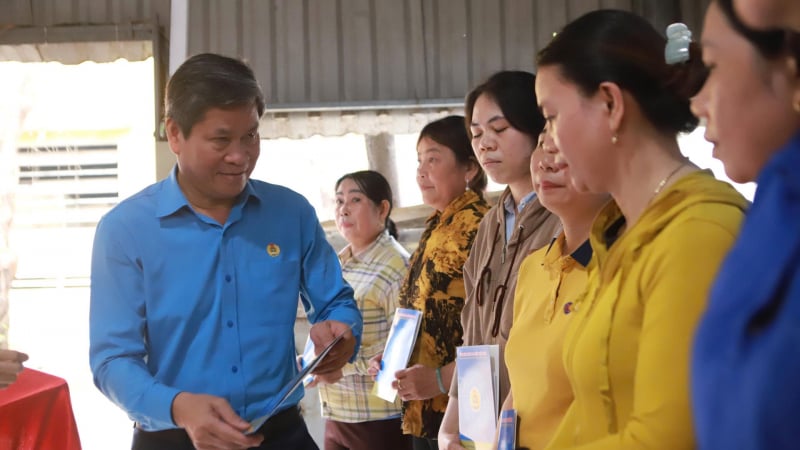 cong-doan-ho-tro-hon-1,5-ty-dong-cho-lao-dong-bi-anh-huong-lu-lut