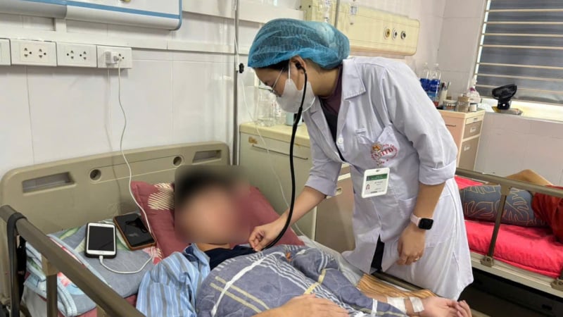 bi-heo-can,-thieu-nien-14-tuoi-nguy-kich,-viem-xuong-dui,-viem-phoi,-khong-di-lai-duoc