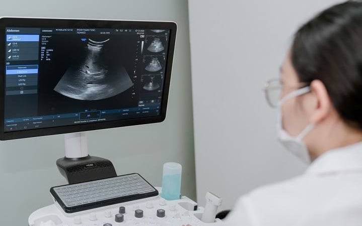 nguoi-phu-nu-hoang-hon-vi-di-tieu-ra-mau,-di-kham-phat-hien-thu-pham-khong-ngo